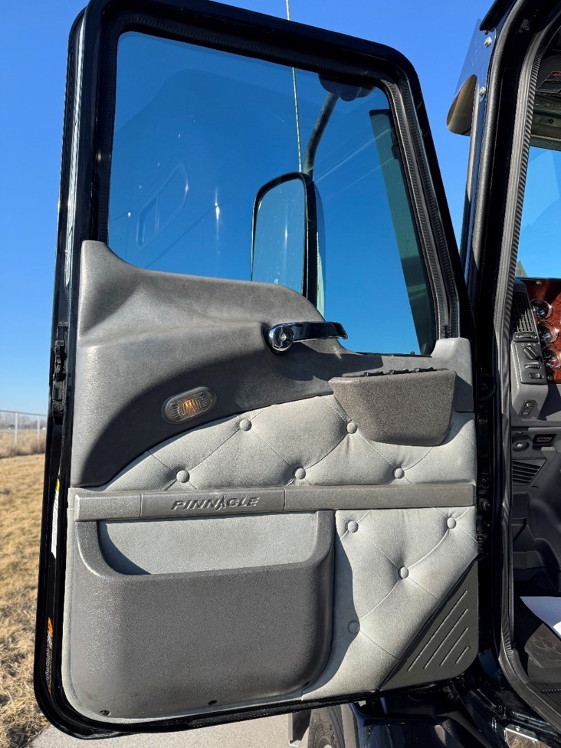 2016 MACK CXU613 - USED TRUCKS SLEEPER - image 11